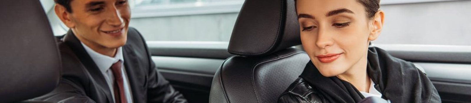 businessman-paying-off-with-credit-card-in-taxi-2023-01-06-18-55-28-utc-1024x683